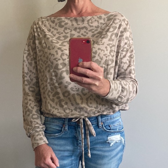 Animal Print Long Sleeve Cropped Top - Picture 11 of 12